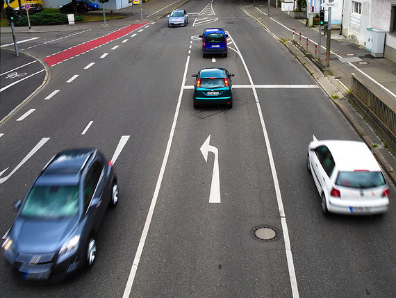 Autos befahren eine Straße in Singen (Hohentwiel). Linksabbieger warten, bis der Gegenverkehr vorbeigefahren ist.