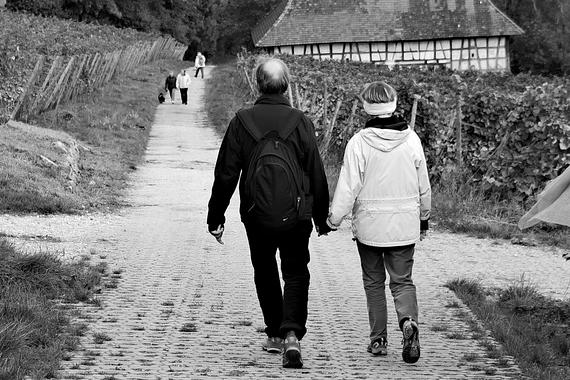 Symbol für Familienrecht: Paar auf einem Weg